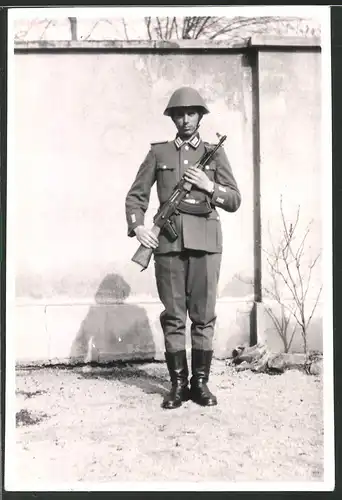 Fotografie NVA-DDR, Soldat in Uniform mit Sturmgewehr AK-47 Kalaschnikow