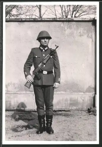 Fotografie NVA-DDR, Soldat in Uniform mit Sturmgewehr AK-47 Kalaschnikow