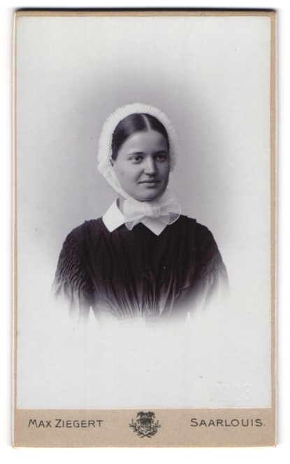 Fotografie Max Ziegert Saarlouis Portrait Frohliche Ordensschwester Mit Weisser Haube Nr 10138878 Oldthing Portraitaufnahmen