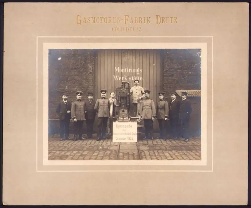 Fotografie Ansicht Köln-Deutz, Gasmotoren-Fabrik Deutz, Präsentation des Gasmotor vor der Montirungs Werkstatt 1908 0