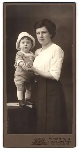 Fotografie R. Märklin, Freiburg i. B., Kaiserstrasse 10, Kind in Matrosenkleidung mit der Mutter