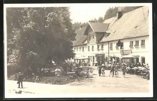 Foto-AK Schäftlarn / Isartal, Bürger vor dem Gasthaus Buchberger, ca. 1930