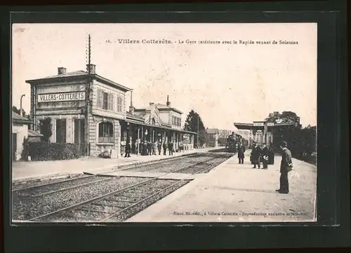 AK Villers-Cotterêts, La Gare intérieure avec le Rapide venant de Soissons