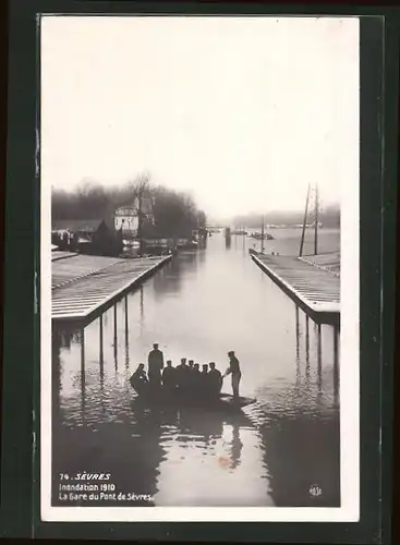 AK Sévres, La Gare du Pont, Hochwasser
