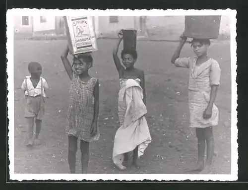 Fotografie Marokko, afrikanisches Mädchen mit Sphinx Benzinkanister