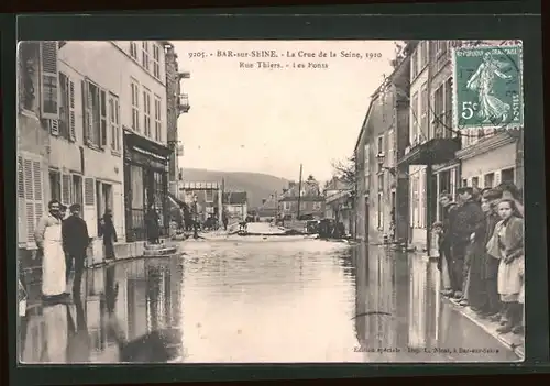 AK Bar-sur-Seine, La Crue de la Seine 1910, Rue Thiers, Hochwasser