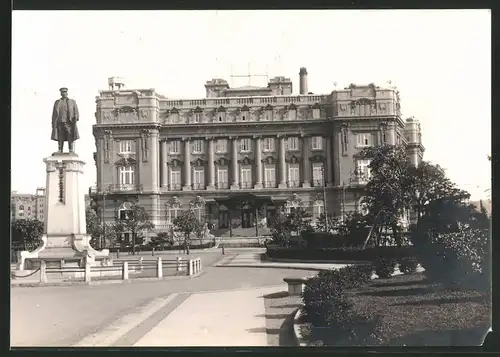 Fotografie Fotograf unbekannt, Ansicht Dairen / China, Yamato Hotel mit Denkmal