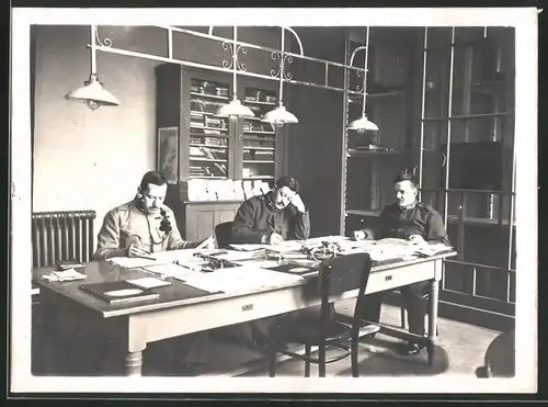 Fotografie 1.WK, Österr.-Ungarische Offiziere in einer Schreibstube