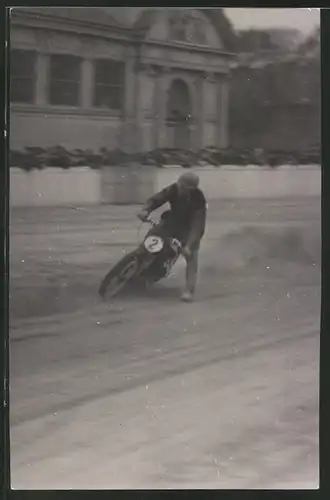 Fotografie Speedway-Motorradrennen, Rennfahrer Hubert Krieau auf Motorrad mit Startnummer 2