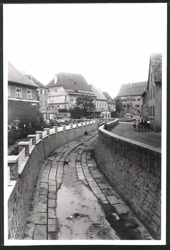 Fotografie Korr Grossverlag, Frankfurt / Main, Ansicht Dettelbach, Strassenansicht mit Kanal