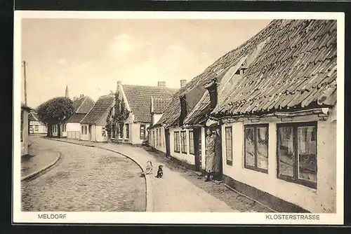 AK Meldorf, Klosterstrasse mit kleinem Mädchen und Hund auf dem Bürgersteig