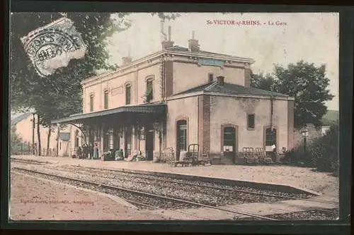AK St-Victor-s-Rhins, La Gare, Bahnhof von der Gleisseite