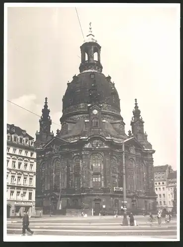 Fotografie Fotograf unbekannt, Ansicht Dresden, Frauenkirche & Ladengeschäft Pfund's Molkerei