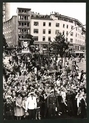 Fotografie Fotograf unbekannt, Ansicht Berlin-Schöneberg, Versammlung am Rathaus Schöneberg zur Rede von John F. Kennedy