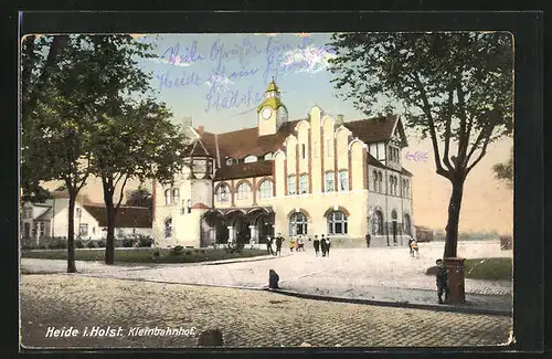 AK Heide in Holstein, Kleinbahnhof mit Passanten