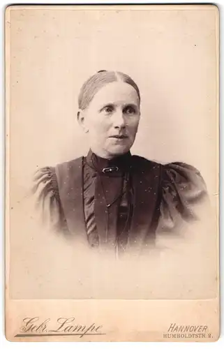 Fotografie Gebrüder Lampe, Hannover, Humboldtstr. 2, Alte Frau in Trachtenkleid und Mittelscheitelfrisur