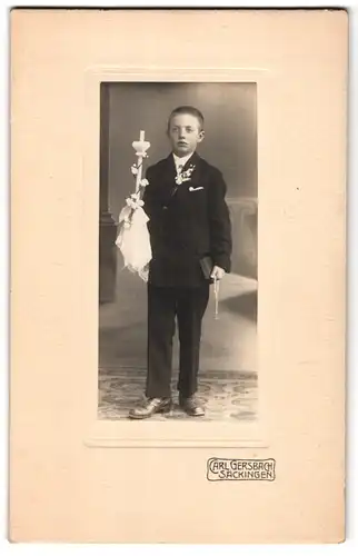 Fotografie Carl Gersbach, Säckingen, Junge in Anzug mit Kerze, Bibel und Gebetskette zur Kommunion