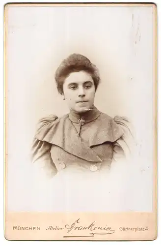 Fotografie Atelier Frankonia, München, Gärtnerplatz 4, Schöne Frau mit zurückgebundenem Haar in Trachtenkleid