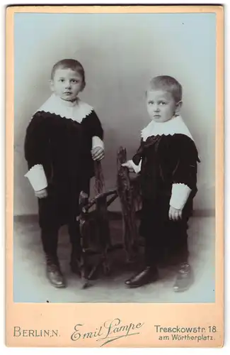 Fotografie Emil Lampe, Berlin, Tresckowstr. 18, Zwei kleine Jungen in Festtagskleidung nebeneinander stehend