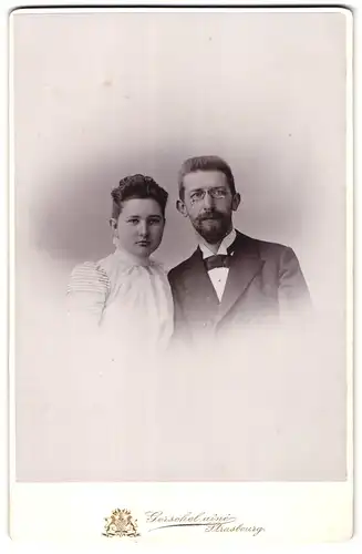 Fotografie Gerschelaîné, Strassburg, Elegantes Brautpaar - Mann mit markanter Brille und Frau mit voluminösem Haar