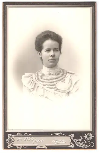 Fotografie A. Wieky, Berne, Junge Frau mit zurückgebundenem Haar und schönem Trachtenkleid