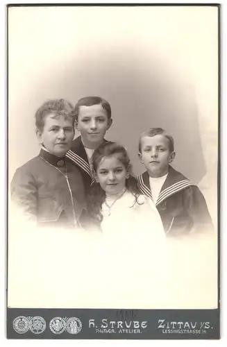 Fotografie H. Strube, Zittau i. S., Lessingstrasse 14, Mutter neben ihrer hübschen Tochter und ihren zwei süssen Söhnen