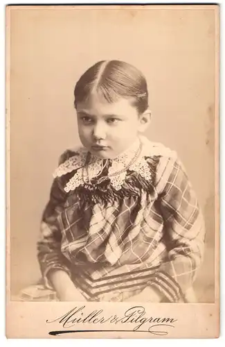 Fotografie Müller & Pilgram, Dresden, See-Str. 21, Junges Kind mit Mittelscheitelfrisur und Halskette