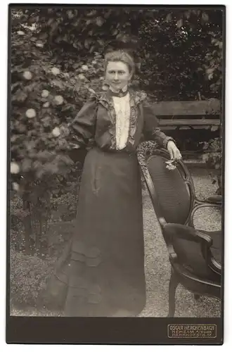 Fotografie Oscar Herchenbach, Neheim a. Ruhr, Bahnhofstr. 51, Frau mit zurückgebundenem Haar und langem Trachtenkleid