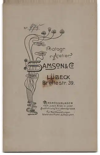 Fotografie Atelier Samson & Co., Lübeck, Breitestr. 39, Mutter neben Jungen im Matrosenanzug mit Peitsche in der Hand