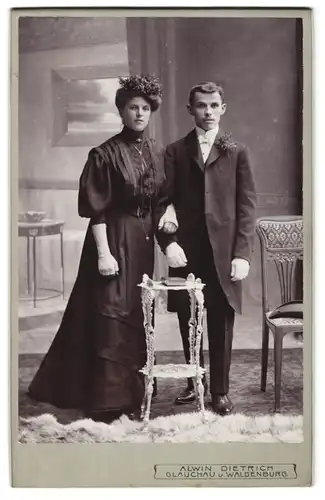 Fotografie Alwin Dietrich, Glauchau, Portrait junges Paar in hübscher Kleidung