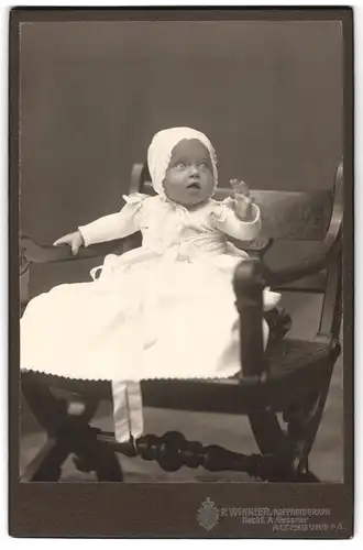 Fotografie Paul Winkler, Altenburg, Amalienstrsse 5 b, Portrait niedliches Baby im weissen Kleid auf Stuhl sitzend
