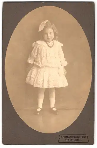 Fotografie Hermann Alberecht, Hamburg, Portrait kleines Mädchen im modischen Kleid