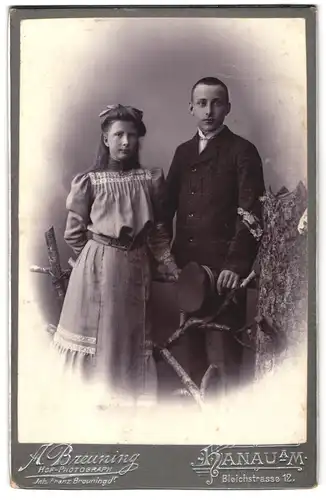 Fotografie A. Breuning, Hanau a / M., Bleichstrasse 12, Portrait junger Mann und Mädchen in modischer Kleidung