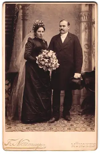 Fotografie Fr. Neumayer, München, Portrait bürgerliches Paar in Hochzeitskleidung mit Schleier und Blumenstrauss