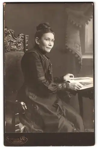 Fotografie Samson & Co., Barmen, Wertherstrasse 13, Portrait bürgerliche Dame mit Zeitung am Tisch sitzend