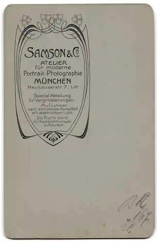 Fotografie Samson & Co., München, Neuhauserstrasse 7, Portrait Kommunikant mit Kerze und Gebetsbuch