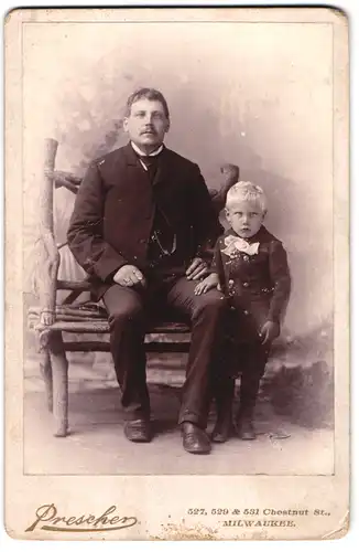 Fotografie Paul Prescher, Milwaukee, Wis., 527, 529 & 531 Chestnut Street, Portrait bürgerlicher Herr mit seinem Sohn