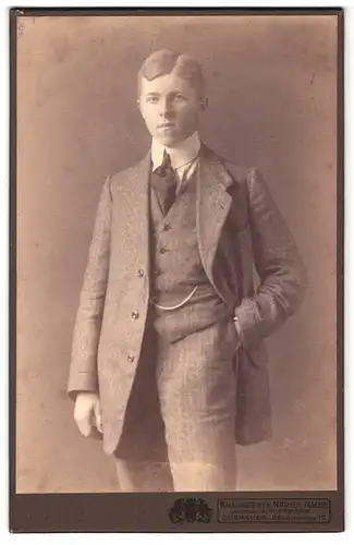 Fotografie Knackstedt & Näther Nachf., Cuxhaven, Deichstrasse 17, Portrait junger Mann im Anzug mit Krawatte