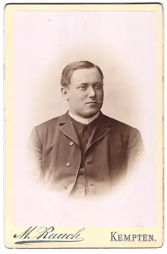 Fotografie M. Rauch, Kempten, Portrait junger Geistlicher mit Seitenscheitel