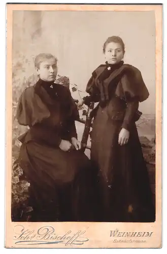 Fotografie Johs. Bischoff, Weinheim, Bahnhofstrasse, Portrait zwei junge Damen in schwarzen Kleidern