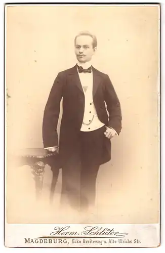 Fotografie Hermann Schlüter, Magdeburg, Ecke Breite Weg und Alte Ullrichsstrasse, Portrait elegant gekleideter Herr