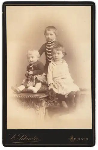 Fotografie Ernst Schroeter, Meissen, Portrait zwei kleine Mädchen in hübscher Kleidung mit einem Kleinkind