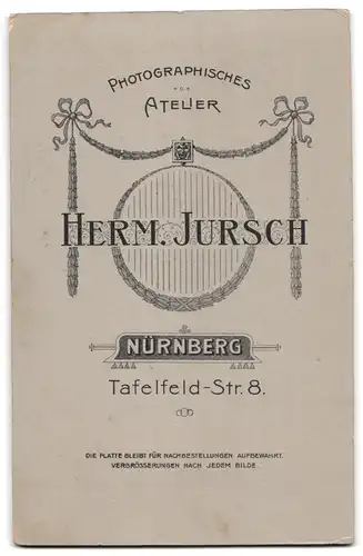 Fotografie Herm. Jursch, Nürnberg, Tafelfeldstrasse 8, Portrait bürgerliche Dame mit Buch am Tisch sitzend