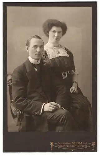 Fotografie Germania, Hagen i / W., Elberfelderstrasse 29, Portrait junges Paar in zeitgenössischer Kleidung