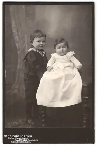 Fotografie Hans Engelbrecht, Bayreuth, Canalstrsase 11, Portrait kleiner Junge im Matrosenanzug mit Kleinkind