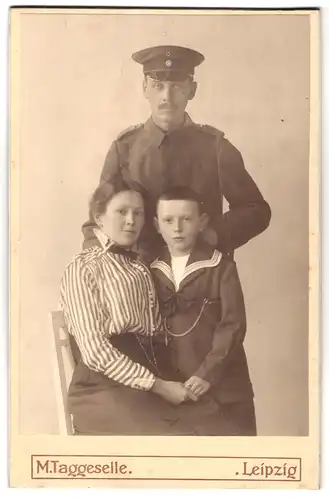 Fotografie Max Taggeselle, Leipzig, Zeitzerstrasse 23, Portrait Soldat in Uniform mit seiner Familie