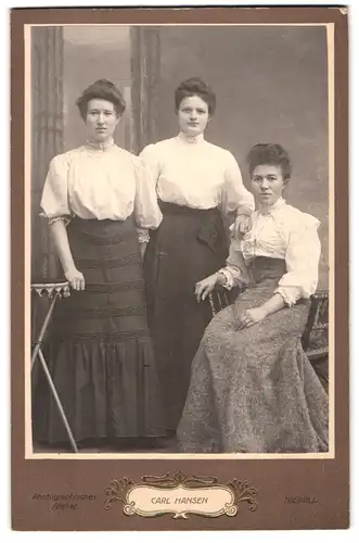 Fotografie Carl Hansen, Niebüll, Portrait drei junge Damen in modischer Kleidung