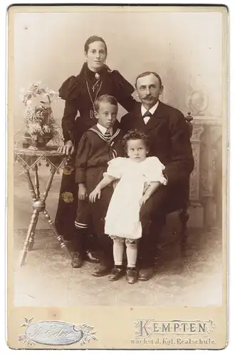 Fotografie R. Eder, Kempten, Portrait bürgerliches Paar mit einem Sohn und einer Tochter