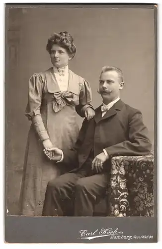Fotografie Carl Koch, Hamburg, Neuer Wall 30, Portrait junges Paar in modischer Kleidung sich an der Hand haltend