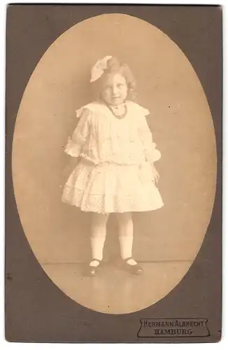 Fotografie Hermann Albrecht, Hamburg, Portrait kleines Mädchen im modischen Kleid